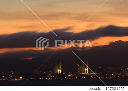 六甲山夕焼け（兵庫県芦屋市）阪神高速5号湾岸線 127321403