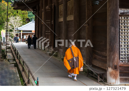 Buddhist Monk walk by Hasedera temple in autumn, Sakurai, Nara Buddhist Monk walk by Hasedera temple in autumn, Sakurai, Nara 127321479
