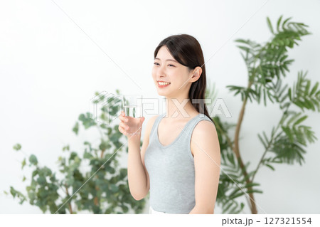 ミネラルウォーター　女性 127321554