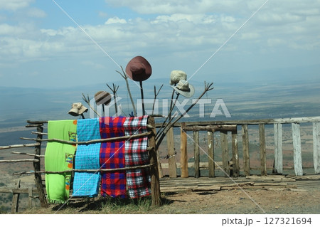 民族衣装のあるケニアの風景 127321694