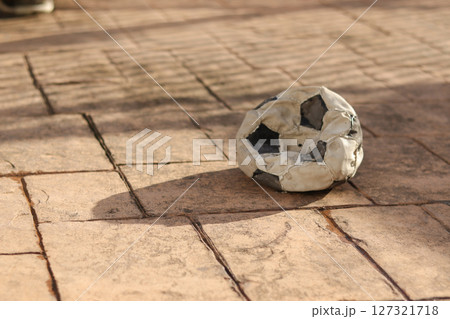 外に放置された古いサッカーボール 外に放置された古いサッカーボール 127321718
