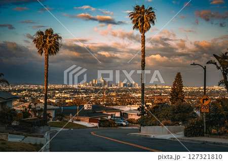 アメリカ ロサンゼルスの街並みと夕焼け ダウンタウン アメリカ ロサンゼルスの街並みと夕焼け ダウンタウン 127321810