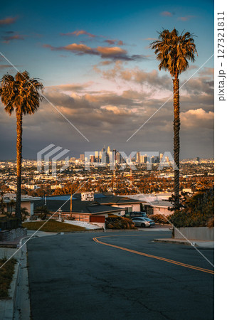 アメリカ　ロサンゼルスの街並みと夕焼け　ダウンタウン 127321811