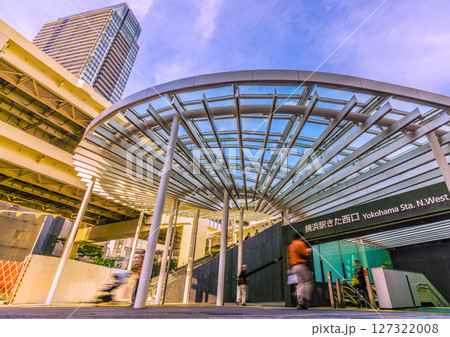 日本の横浜都市景観 6月15日。整備された横浜駅きた西口。大屋根が印象的… 日本の横浜都市景観 6月15日。整備された横浜駅きた西口。大屋根が印象的… 127322008