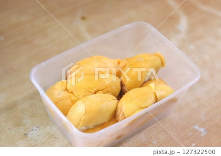 保存容器の中のドリアン 南国フルーツ 保存容器の中のドリアン 南国フルーツ 127322500