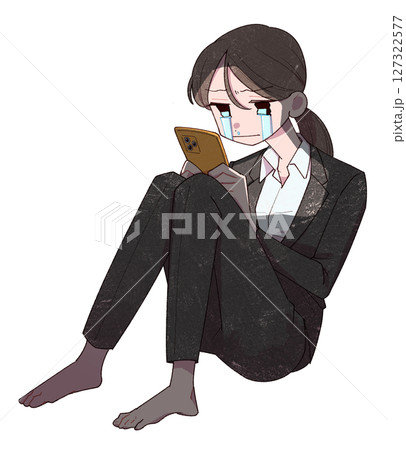 暗闇でスマホを見て泣く女性 127322577