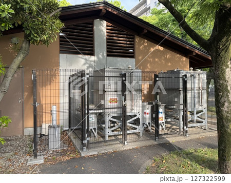 東京都内の公園の災害対策用トイレの緊急時用タンク 東京都内の公園の災害対策用トイレの緊急時用タンク 127322599