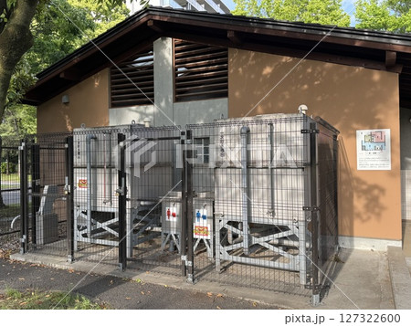 東京都内の公園の災害対策用トイレの緊急時用タンク 東京都内の公園の災害対策用トイレの緊急時用タンク 127322600