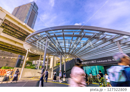 日本の横浜都市景観 6月15日。整備された横浜駅きた西口。大屋根が印象的… 日本の横浜都市景観 6月15日。整備された横浜駅きた西口。大屋根が印象的… 127322809