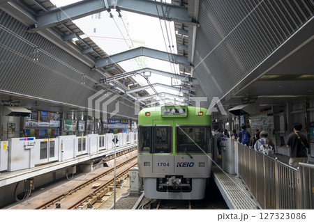 京王井の頭線　吉祥寺駅の1000系車両　（東京都武蔵野市吉祥寺南町） 127323086