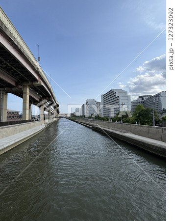 東京都足立区の綾瀬川横に並ぶ首都高6号三郷線の高架 東京都足立区の綾瀬川横に並ぶ首都高6号三郷線の高架 127323092