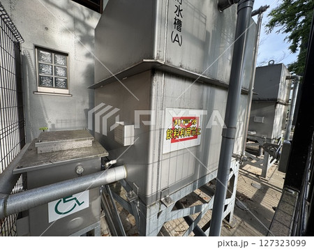 東京都内の公園の災害対策用トイレの緊急時用タンク 127323099