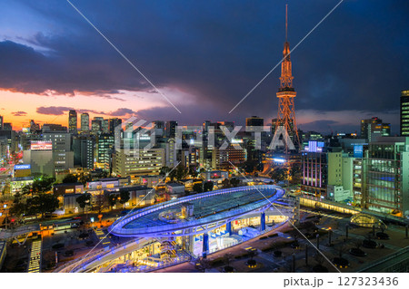 愛知県名古屋市 夕暮れの栄、名古屋テレビ塔の見える街並み 127323436