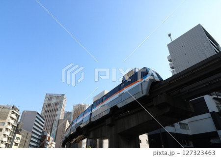 東京都の田町駅近くを通る東京モノレール 127323463