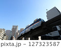 東京都の田町駅近くを通る東京モノレール 127323587