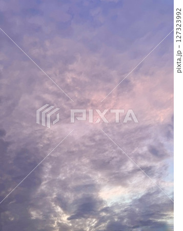 夕暮れ時の淡いピンク色の空 夕暮れ時の淡いピンク色の空 127323992