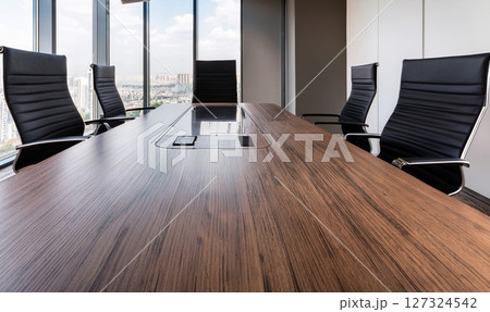 誰もいないオフィスの会議室 127324542