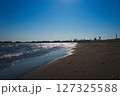 夕暮れの波打ち際と砂浜 127325588