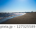 夕暮れの波打ち際と砂浜 127325589