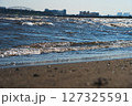 夕暮れの波打ち際と砂浜 127325591
