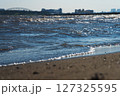 夕暮れの波打ち際と砂浜 127325595