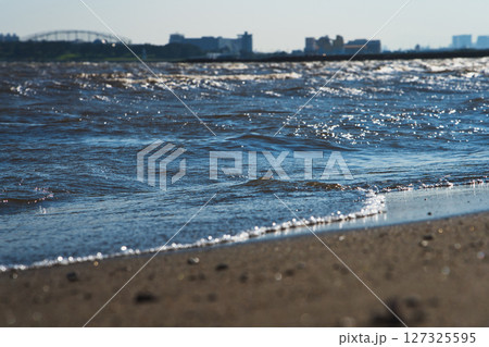 夕暮れの波打ち際と砂浜 127325595