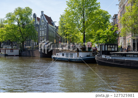 アムステルダム・運河沿いの風景／オランダ 127325981