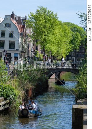 アムステルダム・運河沿いの風景／オランダ 127325982