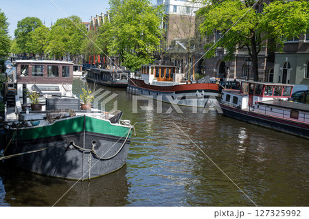 アムステルダム・運河沿いの風景／オランダ 127325992
