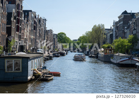 アムステルダム・運河沿いの風景／オランダ 127326010