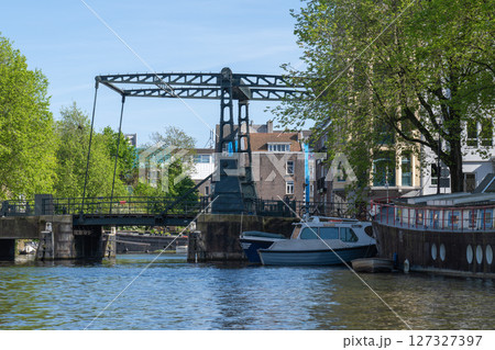 アムステルダム・クルーズ船からの街並み・跳ね橋／オランダ 127327397