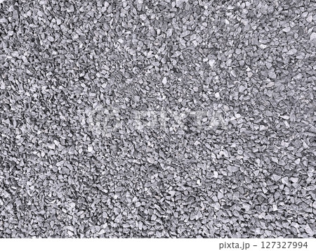 敷き詰められたたくさんの小さな灰色の砕石の横長の画像素材 127327994