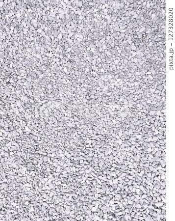 敷き詰められたたくさんの小さな白灰色の砕石の縦長の画像素材 127328020