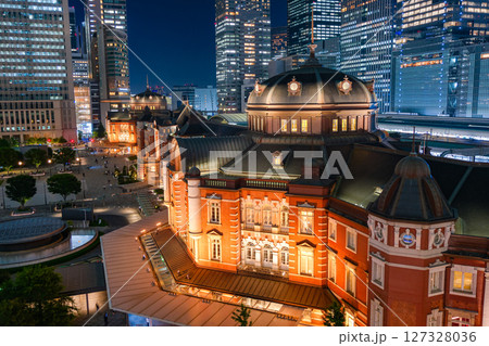 東京都 ライトアップされた夜の東京駅 KITTE丸の内 展望台から 127328036