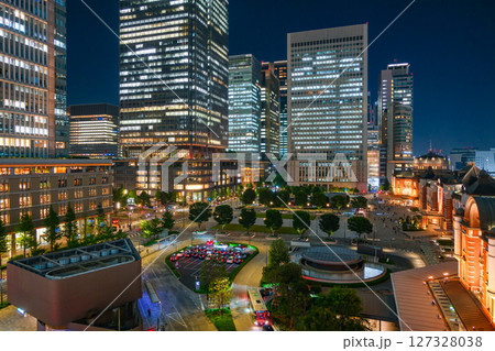 東京都 夜の東京駅前の街並み 127328038