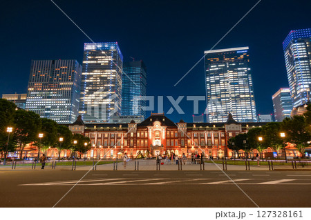 東京都 ライトアップされた夜の東京駅、丸の内駅舎 127328161