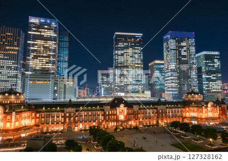 東京都 夜の東京駅と高層ビル群 新丸の内ビルディングから 127328162