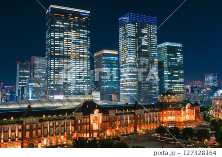 東京都 夜の東京駅と高層ビル群 新丸の内ビルディングから 東京都 夜の東京駅と高層ビル群 新丸の内ビルディングから 127328164