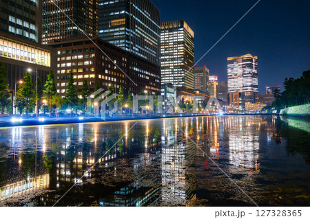 東京都 ライトアップされた夜の丸の内、高層ビル群 127328365