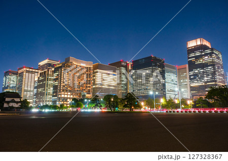 東京都 夜の丸の内、高層ビル群 東京都 夜の丸の内、高層ビル群 127328367