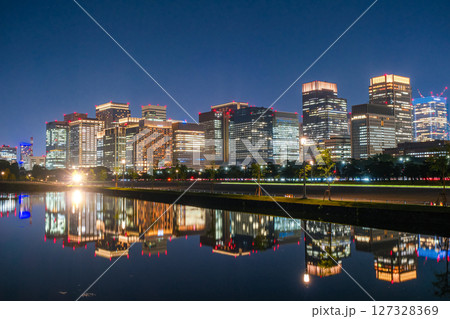 東京都 夜の丸の内、高層ビル群 127328369