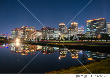 東京都 夜の丸の内、高層ビル群 127328370