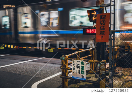 夜の小田急線 新宿2号踏切を通過する電車 夜の小田急線 新宿2号踏切を通過する電車 127330985