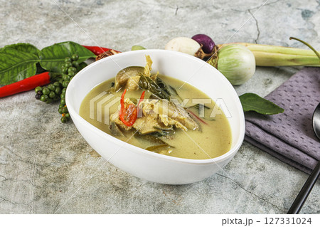 Thai green chicken curry with coconut 127331024