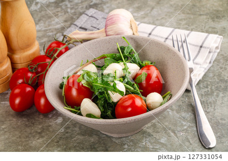 Salad with mozzarella and arugula 127331054