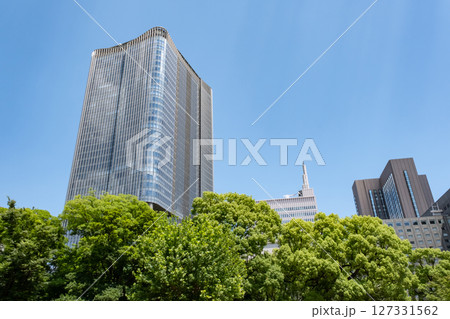 新緑に包まれる高層ビル群の風景 127331562
