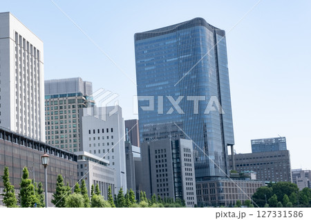 高層ビルを見上げるオフィス街の風景 高層ビルを見上げるオフィス街の風景 127331586