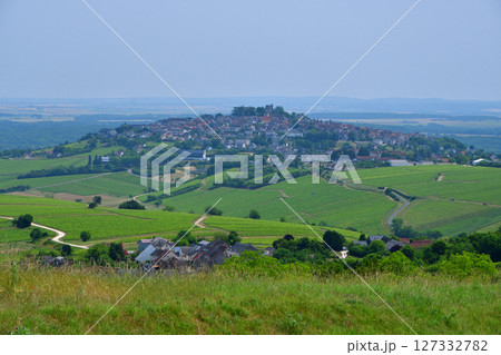フランス、サンセール。遠目から見た丘の上にあるサンセール村。2025年6月9日撮影。 127332782