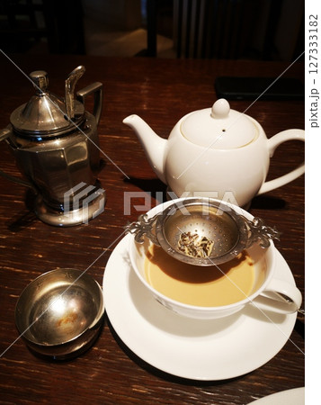 喫茶店のサンドイッチとワッフル 127333182