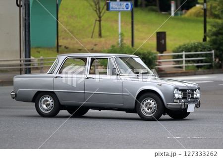 走行中のイタリア車（旧車）　イメージ 127333262